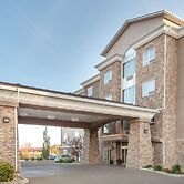 Ramada by Wyndham Drumheller Hotel & Suites