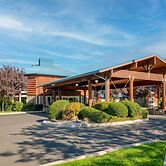 River Lodge And Grill