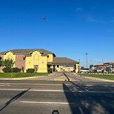 Country Hill Inn and Suites