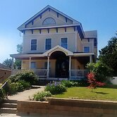 Naomi's Inn Bed & Breakfast
