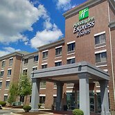 Holiday Inn Express & Suites Milwaukee Nw Park Place by IHG