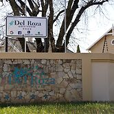 Del Roza Guest House