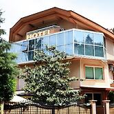 Hotel Aristocrat & Fish Restaurant