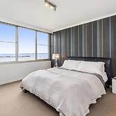 St Kilda Penthouse with Panaromic Bay and City View