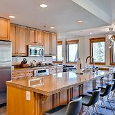 Luxury 4bdr Ski In-out /premium Amenities 4 Bedroom Condo by RedAwning