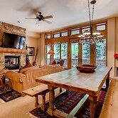 Luxury 3br Ski In-out /firepit, Pool, Sauna 3 Bedroom Condo by RedAwni