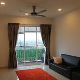 Cozy Crib at 7 Tree Seven Residence