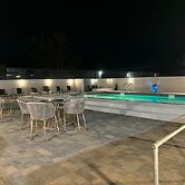 Deluxe 6 Inn & Suites