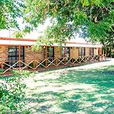 Clermont Country Motor Inn