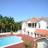 Summerhill, 8BR by Jamaican Treasures