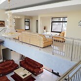 Avalon Lodge