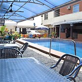 De'elites Pool Bar & Inn