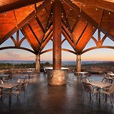 Aiden by Best Western Warm Springs Hotel and Event Center