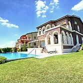 Lighthouse Luxe Estate Apart & Villas