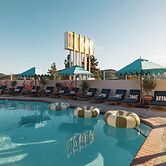 Skyview Hotel - 21 & Over Pool