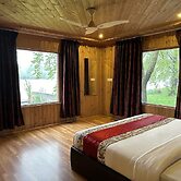 Nigeen Lake View Resort