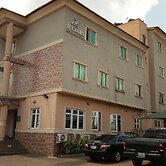 D'Czars Hotel & Suites