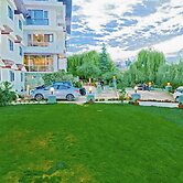 Royal Jardin Whistling Pines Resort