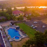 Coconut Pointe Villa & Beach Resort