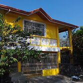 Yellow HOUSE Vacation Rental