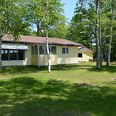 Lakeside Bills Bay Cabin by RedAwning