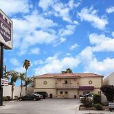 Howard Johnson by Wyndham Bakersfield