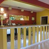 Golden Manor Inn & Suites