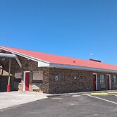 Hillcrest Inn & Suites