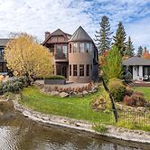 Drake Park 3 Bedroom Home by RedAwning