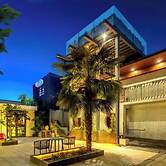 Once Artistic Inn