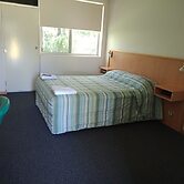 Bull 'n' Bush Hotel Motel