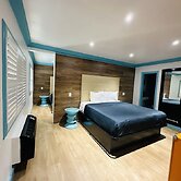 Casa Blanca Inn & Suites