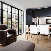 Stylish Newly Refurbished 2 Bedroom Flat With Terrace