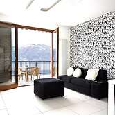 Stunning 1 bed Apartment, Lake Views, Large Terrace, Wifi