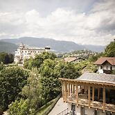 Presulis Hideaway Apartments & Restaurant