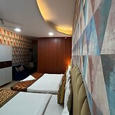 Hotel Sahu Near Kashi Vishwanath Temple Gate