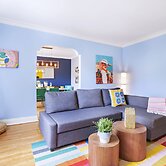 Vibrant Apartment in Forest Hill (Free Parking)