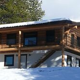 Beautiful Log Chalet Near Fernie, BC