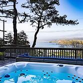 Marbella Lane Pedro Point Beach House with Hot Tub