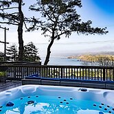 Marbella Lane Pedro Point Beach House with Hot Tub