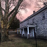 The Avenue Guesthouse and Gallery