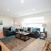 The Meadowlark Manor Spacious Backyard & Hot Tub