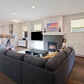 Hillside Haven 4 Bedroom Home by RedAwning