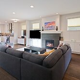 Hillside Haven 4 Bedroom Home by RedAwning