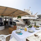 Luxury Boat in Port Forum