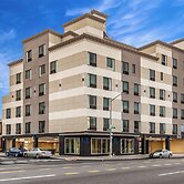 Van Wyck Hotel & Suites Near JFK Airport