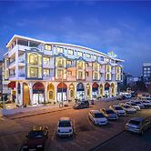 The Sansa Hotel & Spa