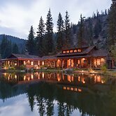 Eleven Taylor River Lodge