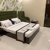 The JK Hotel - Opp Railway Station