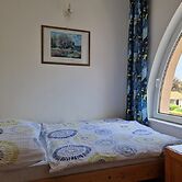 Sunshine Beach House  directly at the  lake